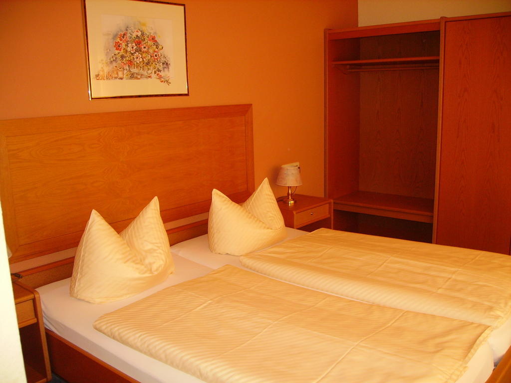Hotel Zur Erholung Brochthausen Bagian luar foto