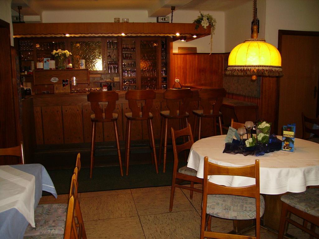 Hotel Zur Erholung Brochthausen Bagian luar foto